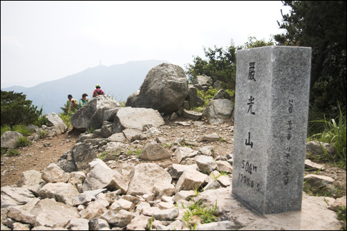 엄광산 정상. 멀리 시약산이 보이고 오른쪽 너머로는 낙동강을 조망할 수 있습니다. 